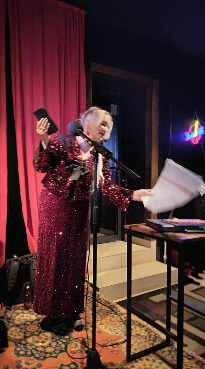 Иолла на сцене 