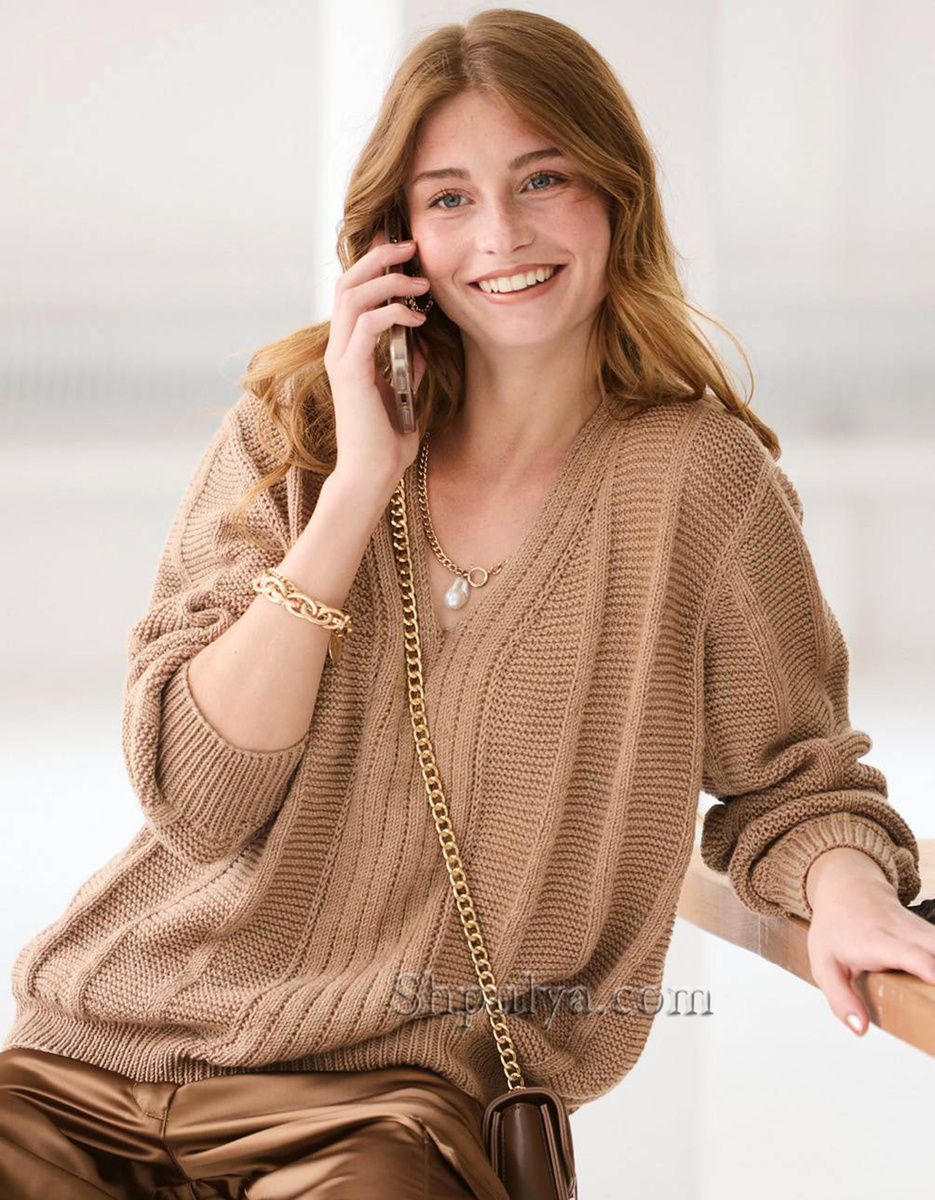 Объемный пуловер с V-образной горловиной и комбинацией простых узоров