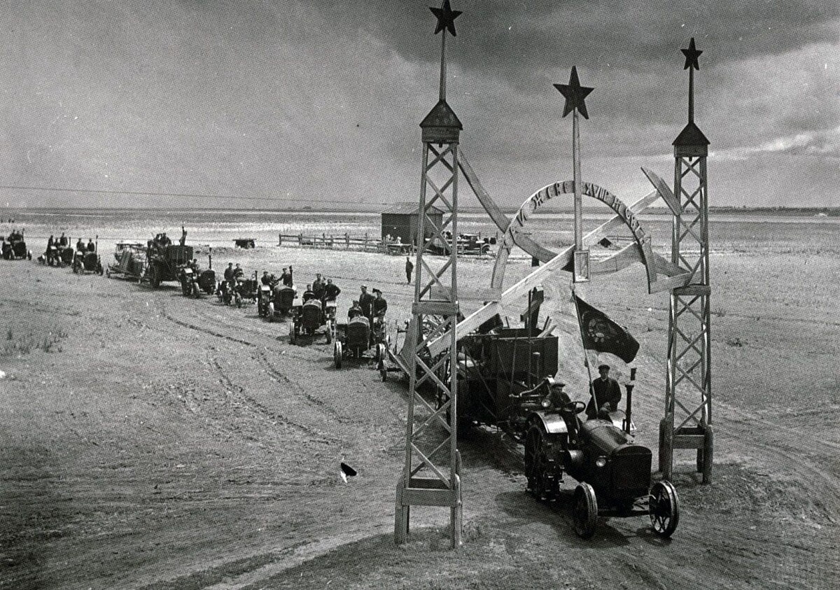 Советские колхозники за работой, 1933 год. фото из rg.ru