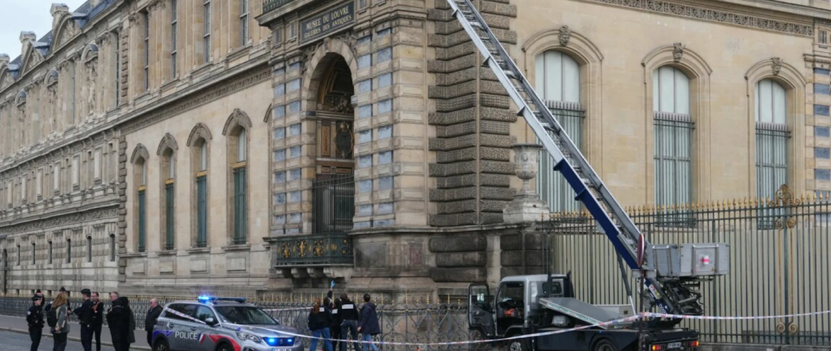 Фото: https://www.nytimes.com/interactive/2025/10/24/briefing/louvre-robbery-trump-ballroom-news-quiz.html