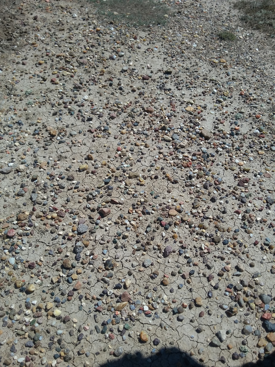 Небольшое проявление диаметром в несколько метров. Усыпано халцедоновой крошкой