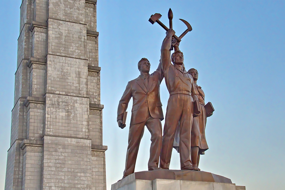 Фрагмент «Монумента идей Чучхе», Пхеньян, КНДР. Источник: https://commons.wikimedia.org/