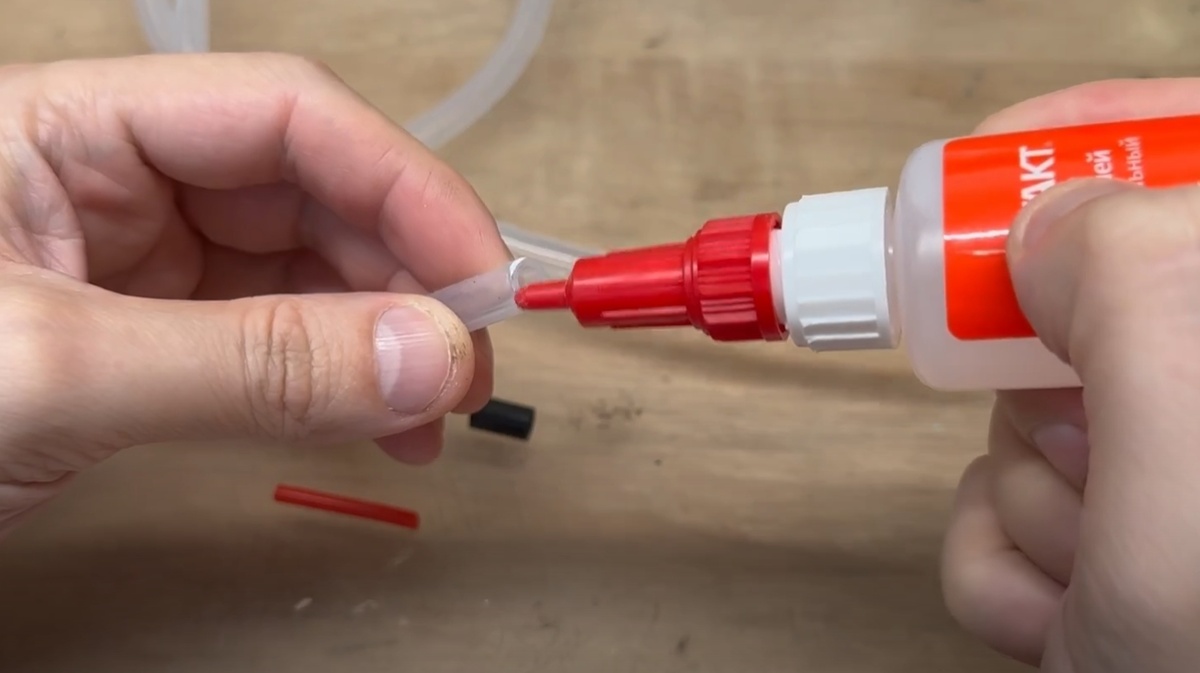 Обильно промазал клеем.