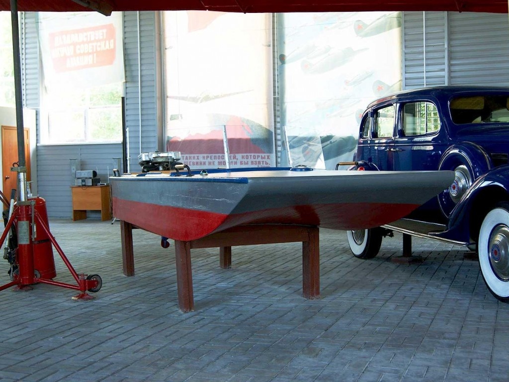 Катер, подаренный рыбинскими катеростроителями, в музее Чкалова