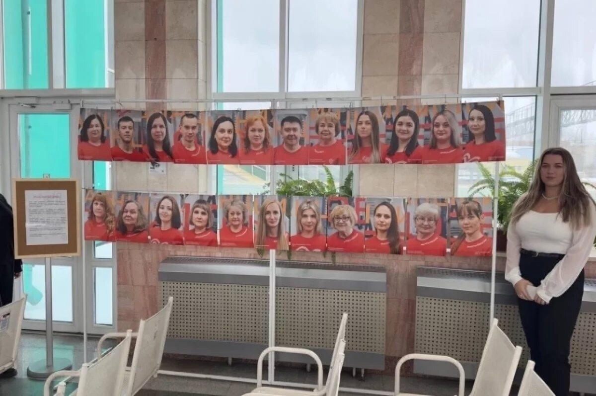    На омском вокзале открылась выставка портретов железнодорожников-волонтёров