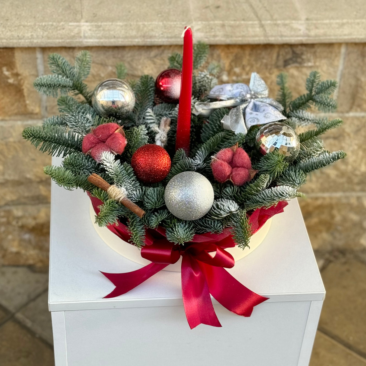 Новогодняя композиция со свечей.