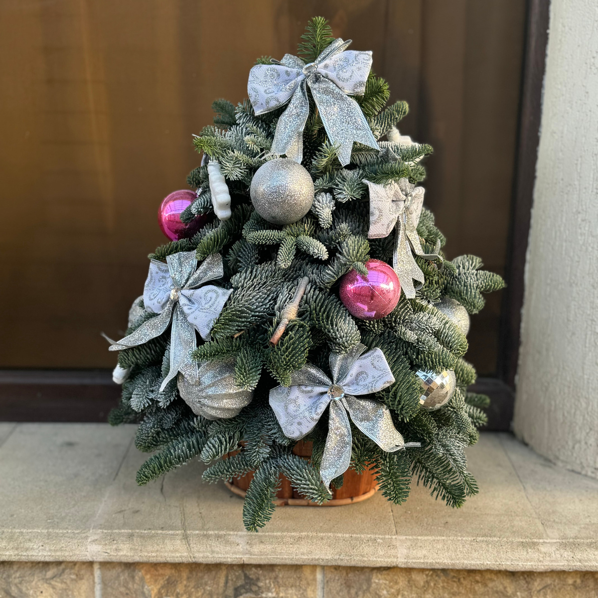 Композиция с новогодними игрушками.