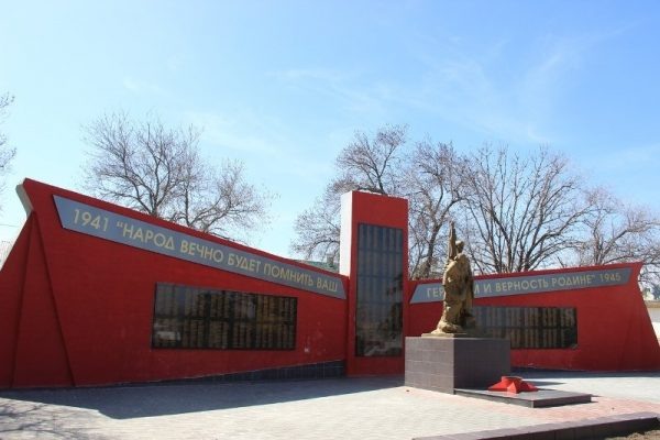    Обновленный мемориал братских захоронений (пресс-служба администрации Камышина)