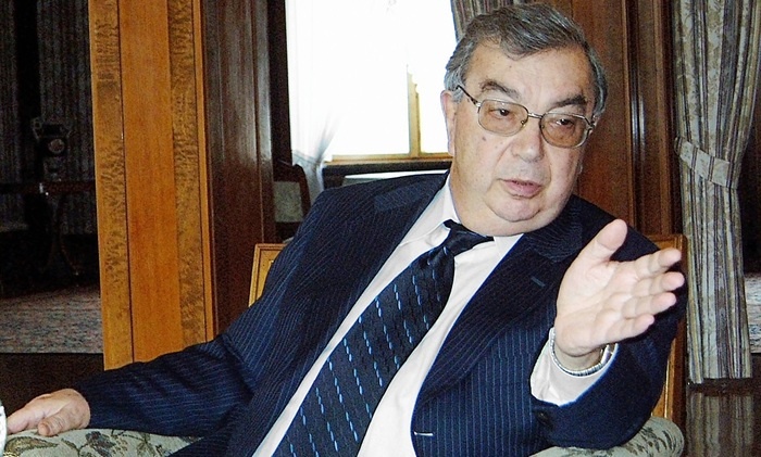    Примаков, чтобы освободить Горбачева, угнал самолет