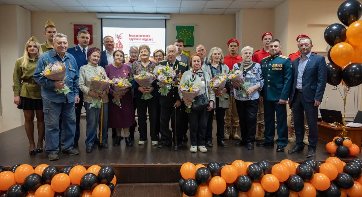 Депутат Сезёмов справа в первом ряду