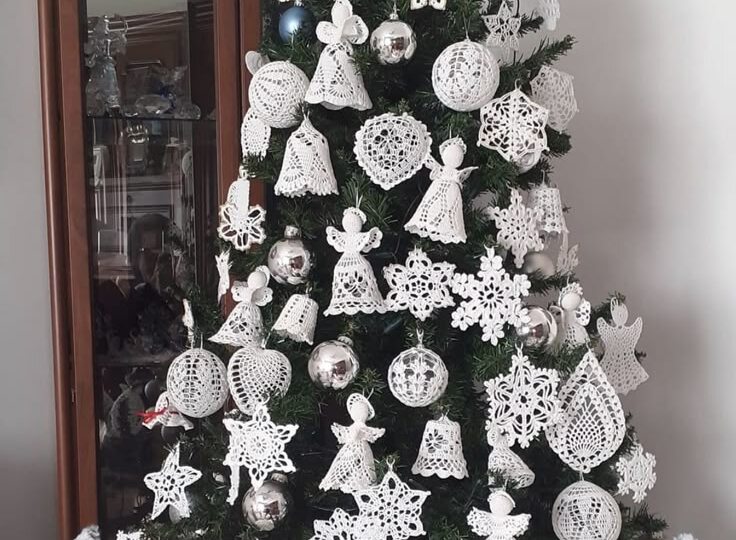 Свяжем снежинки крючком, раз снега нет. Подборка схем для вязания снежинок, шаров, елок и т.п.