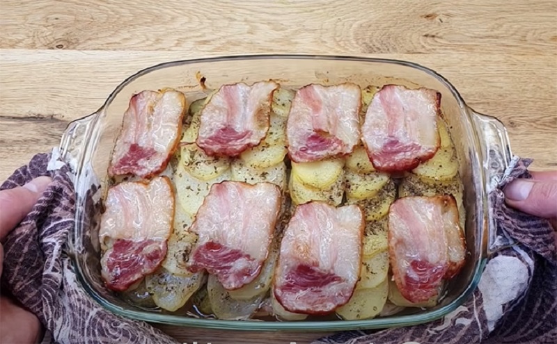 Лук и маринованный огурец — секрет сочного мяса в духовке