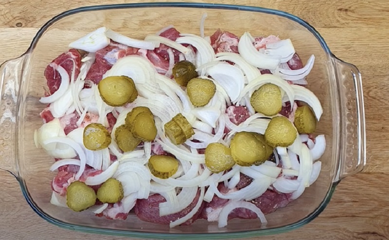 Лук и маринованный огурец — секрет сочного мяса в духовке