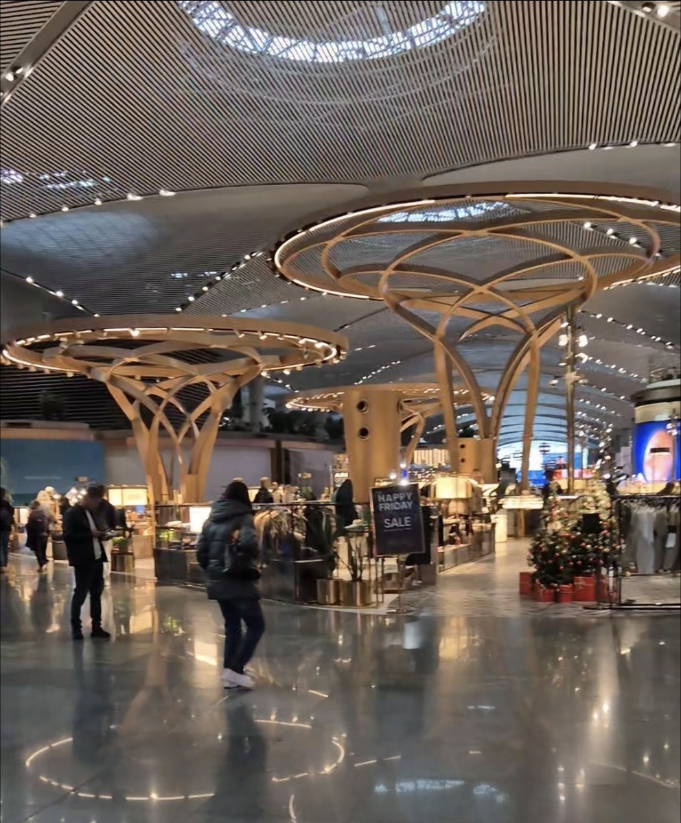 Блестящий и бесконечный аэропорт Стамбула.