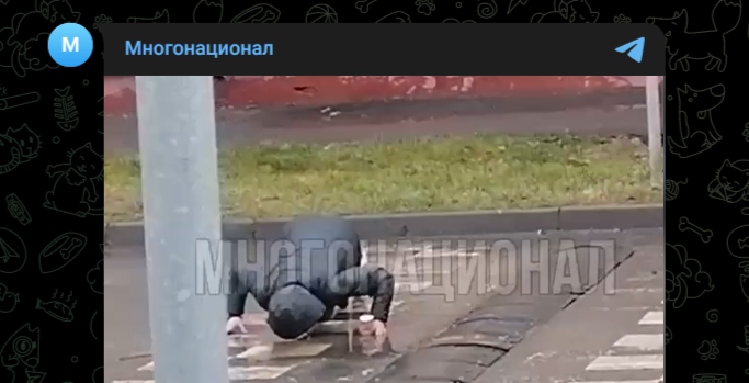"Приедут и уедут": мигрант под кайфом пил из лужи в Москве на глазах полиции