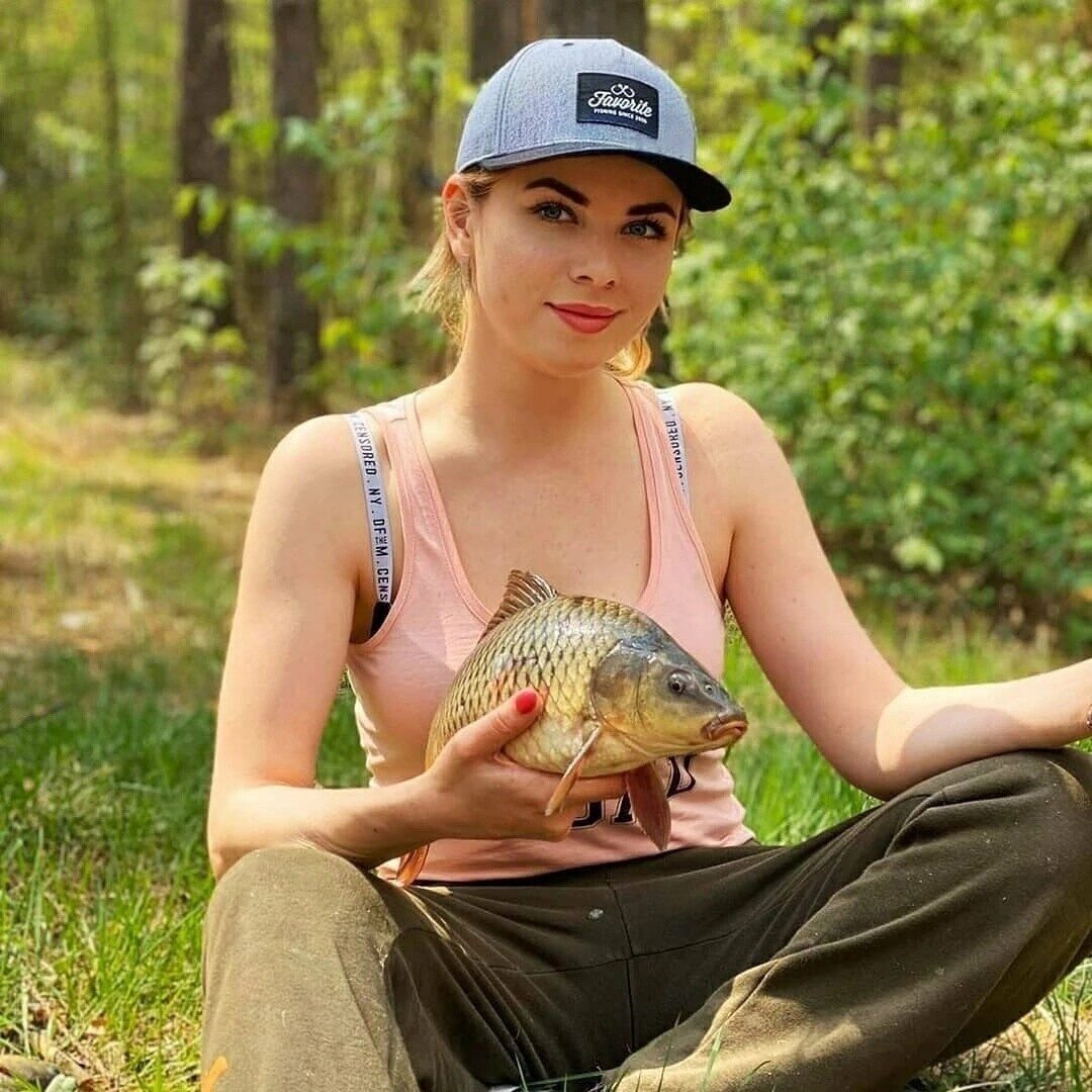  Опять одна из тех, что с фотоаппаратом вместо удочки!