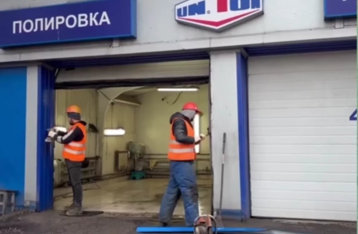    В Петербурге убирают незаконный автосервис на улице Беринга