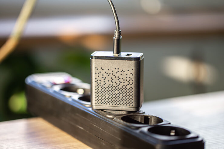    Покупайте только качественные зарядки от известных брендов. Изображение: Freepik/pvproductions