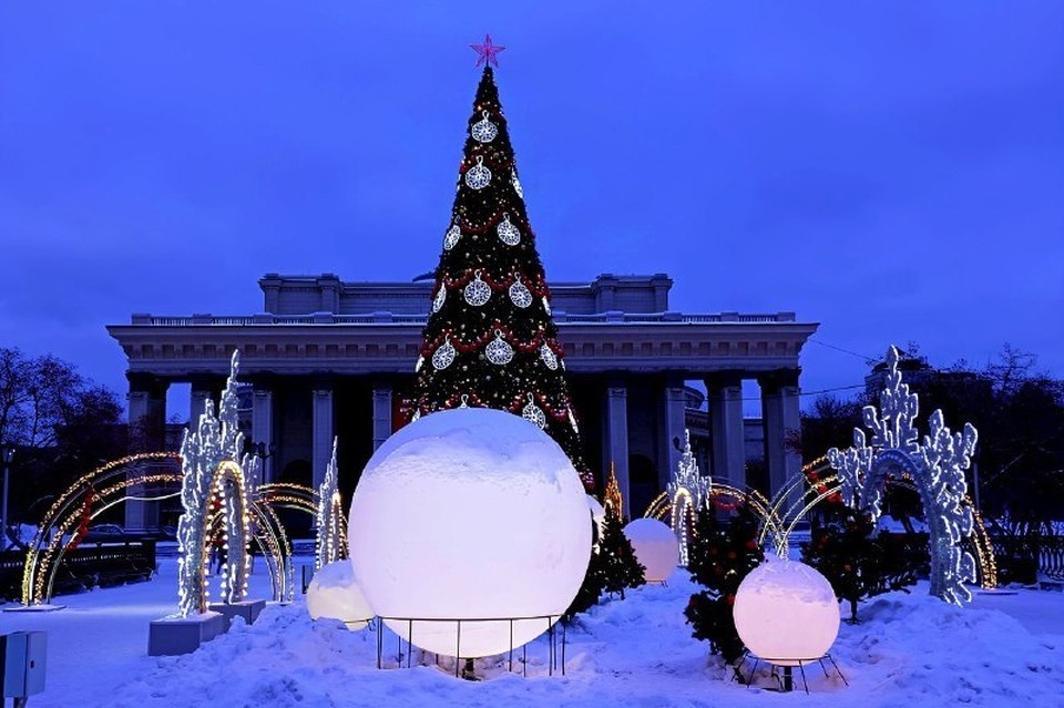    В Новосибирске на площади Ленина уже поставили главную ёлку. Надежда РЫЖКИНА