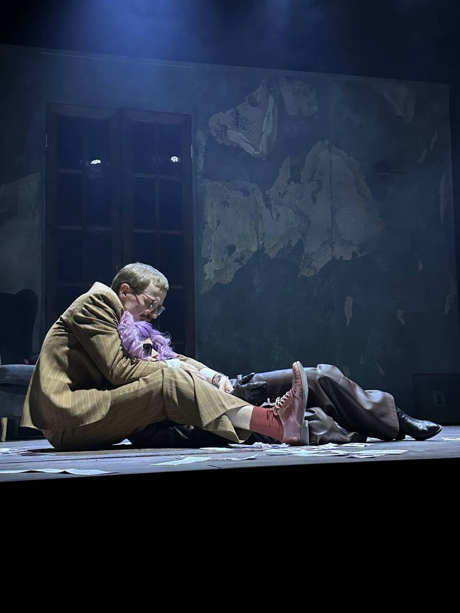 Сцена из спектакля «Голубчик». Театр «Старый дом». Новосибирск. Премьера 2025 года. Фото автора.