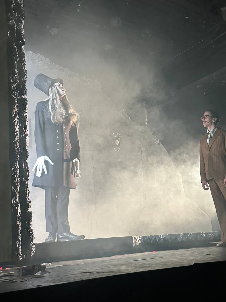 Сцена из спектакля «Голубчик». Театр «Старый дом». Новосибирск. Премьера 2025 года. Фото автора.