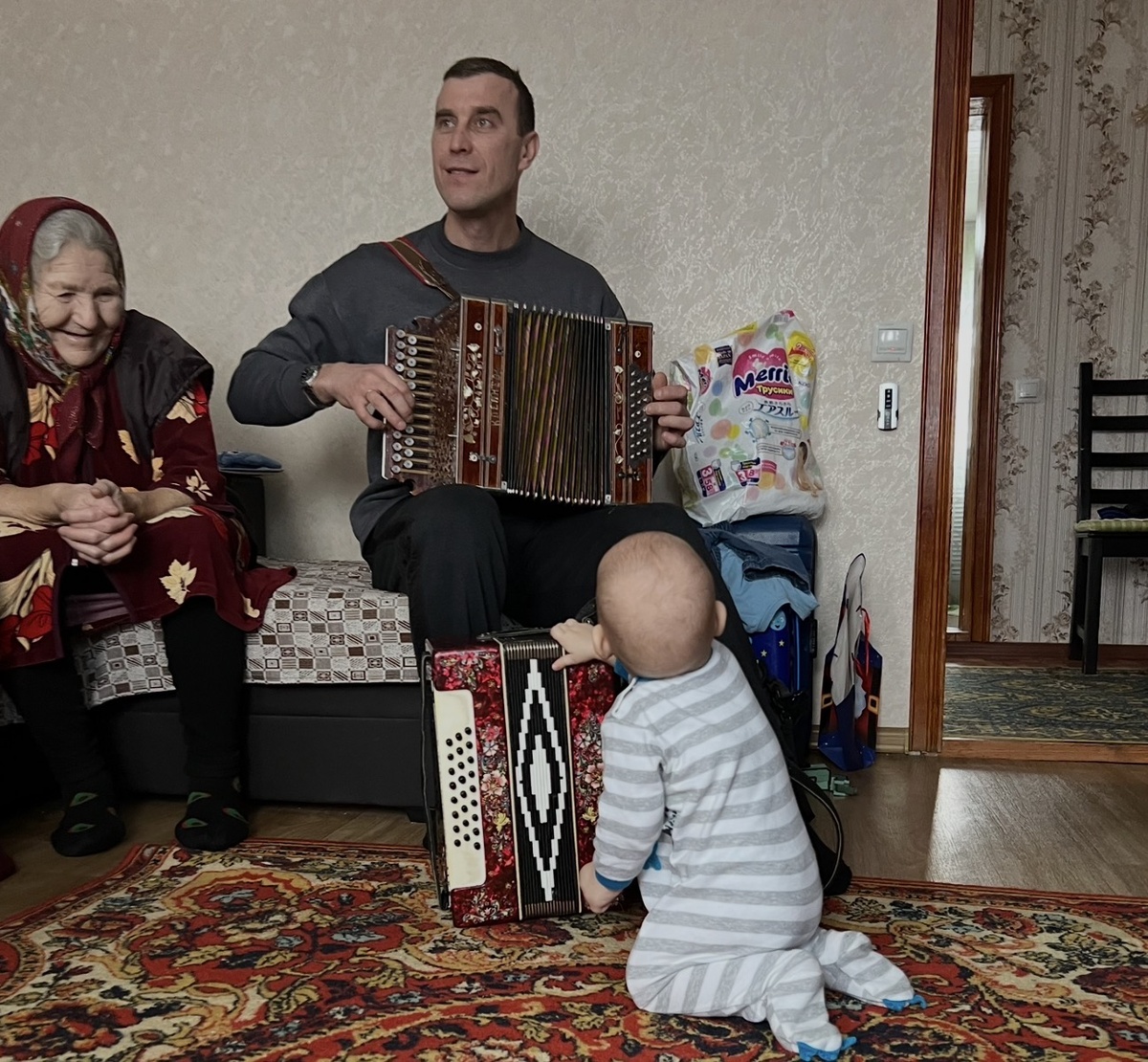 А это Сергей — тот самый брат, которому я в армию писала письма ❤️ (рядом маленький Сава)