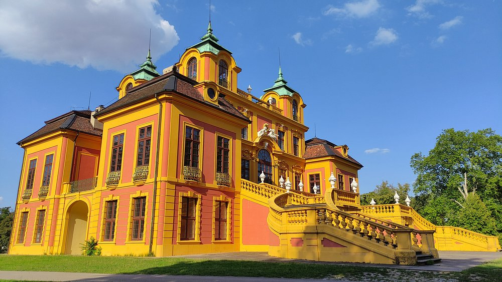 Дворец Фаворит  https://www.tripadvisor.de/Attraction_Review-g198389-d6433736-Reviews-Schloss_Favorite-Ludwigsburg_Baden_Wurttemberg.html
