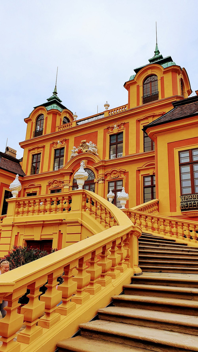 Дворец Фаворит  https://www.tripadvisor.de/Attraction_Review-g198389-d6433736-Reviews-Schloss_Favorite-Ludwigsburg_Baden_Wurttemberg.html