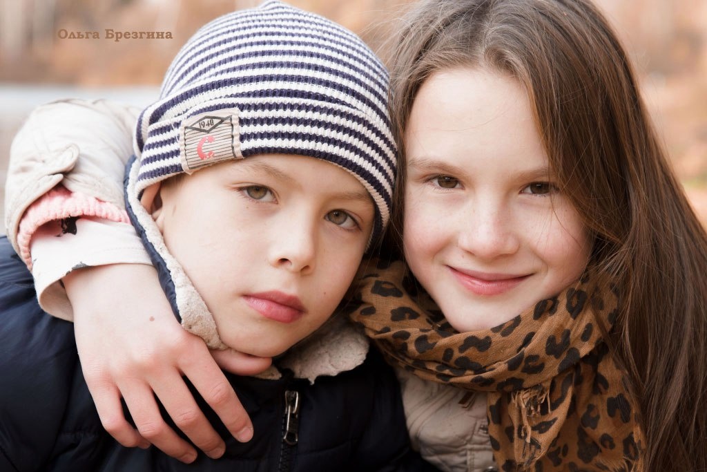 Тот случай, когда сапожник - с сапогами. Так впечатлилась предыдущей съемкой -и пока не облетела осенняя листва, собрала своих в охапку и повезла в тот же парк фотографироваться.