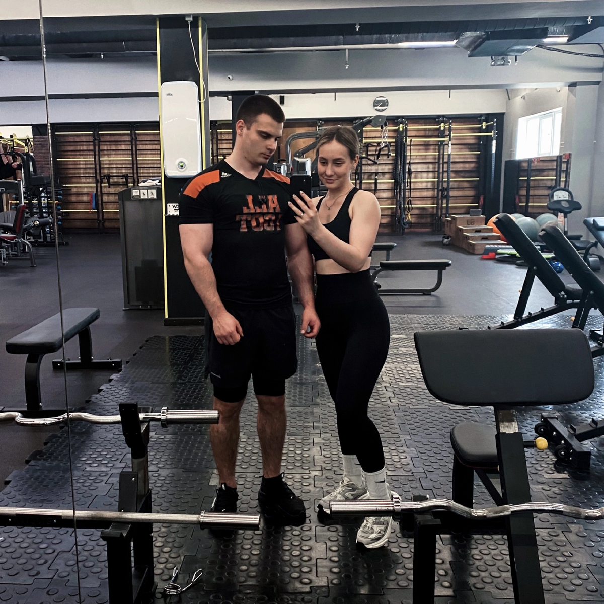 Не обладание дарит счастье, а сам путь. На фото я и жена, 2023г