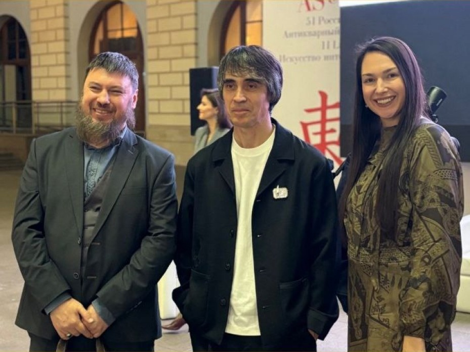 Ильгиз Фазулзянов — художник‑ювелир (в центре), Руслан Тапаков — художник‑ювелир, Елена Тапакова — ювелирный дизайнер