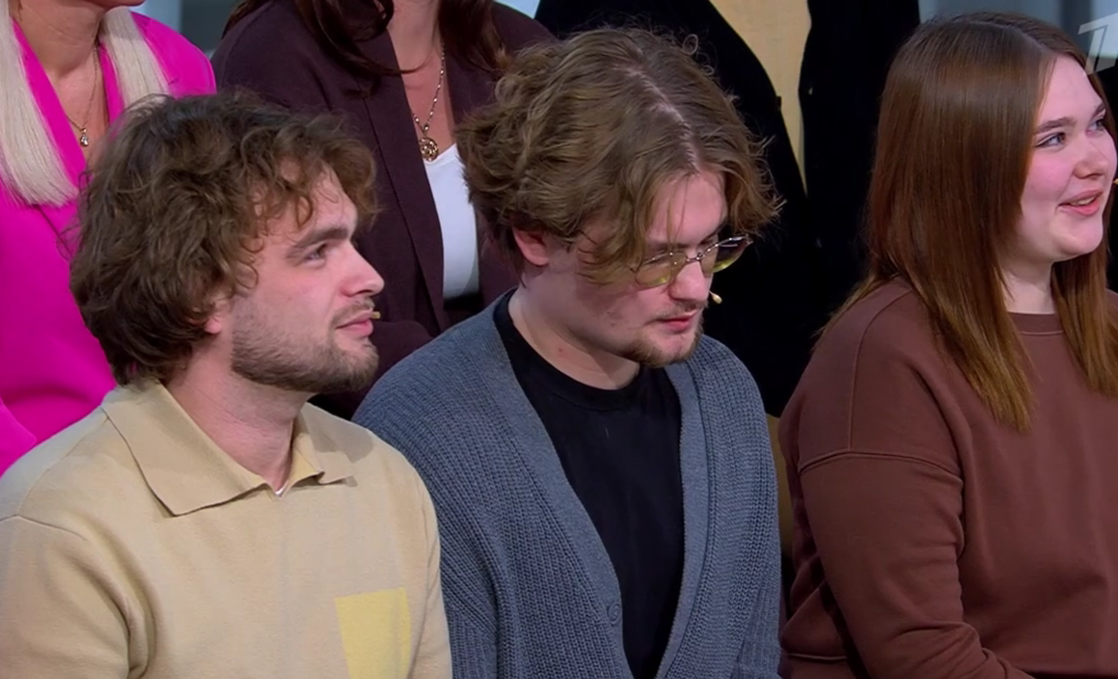 Группа поддержки -два сына и дочь героини