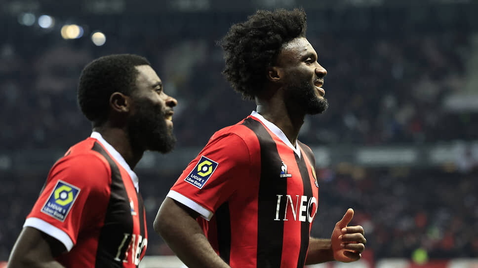 Игрокам «Ниццы» Жереми Бога (слева) и Терему Моффи потребовался больничный после неприятного общения с болельщиками команды.📷Фото: VALERY HACHE / AFP