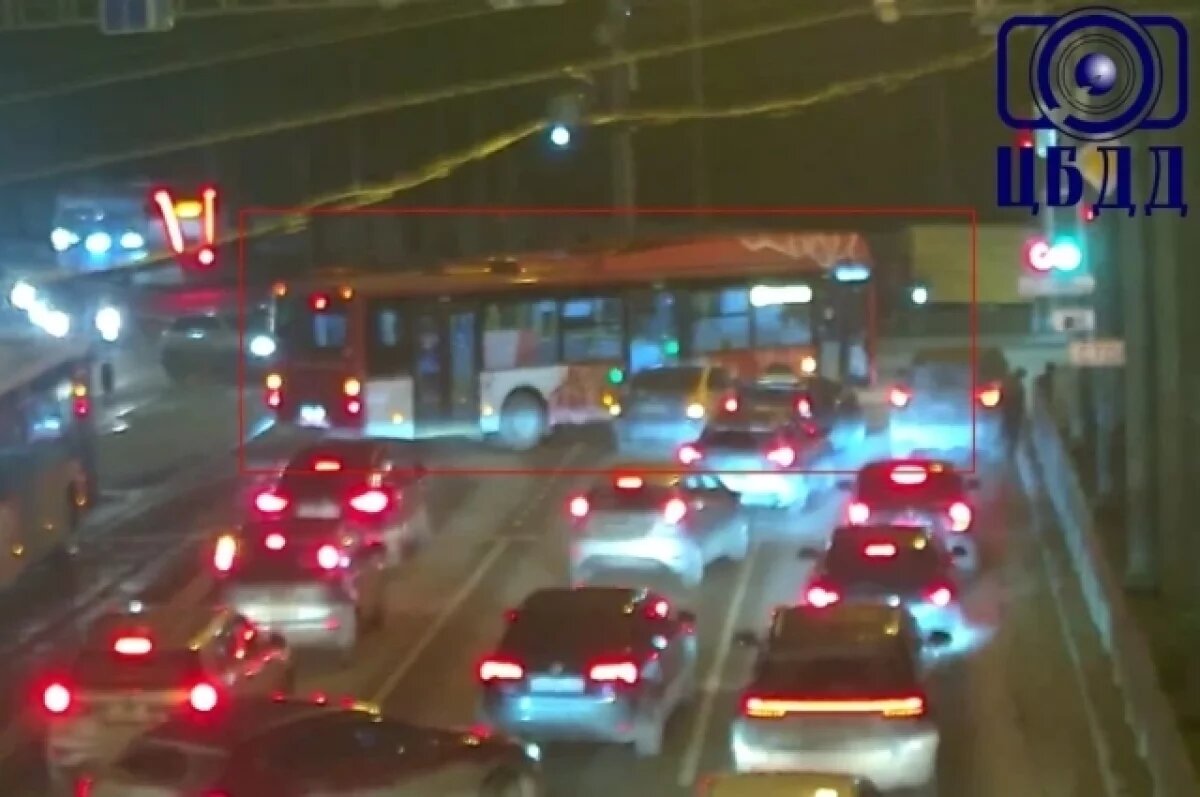    Улицу Революции в Перми перегородил попавший в ДТП автобус