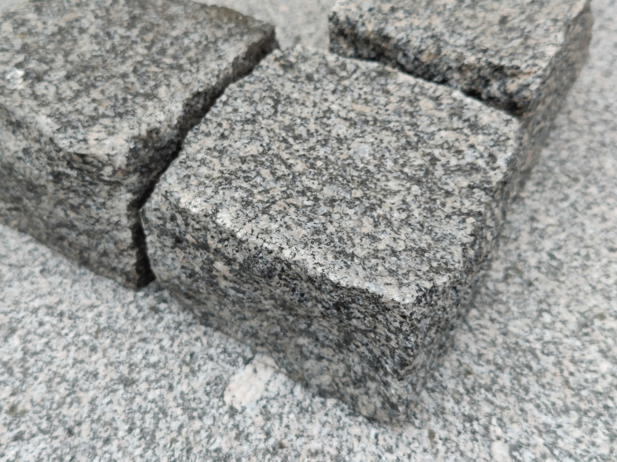 Колотая гранитная брусчатка КШК 100х100х50 из мест. Каменногорское