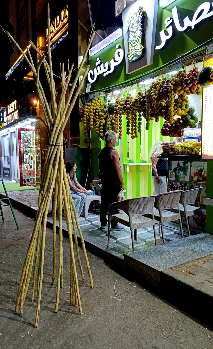 У каждой соковой лавки непременно будет стоять вязанка тростника