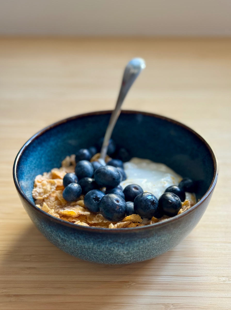 Завтрак. Греческий йогурт с хлопьями и ягодами