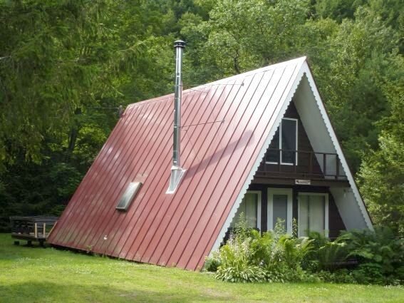 Стальная кровля на покатых стенах - это самый практичный вариант