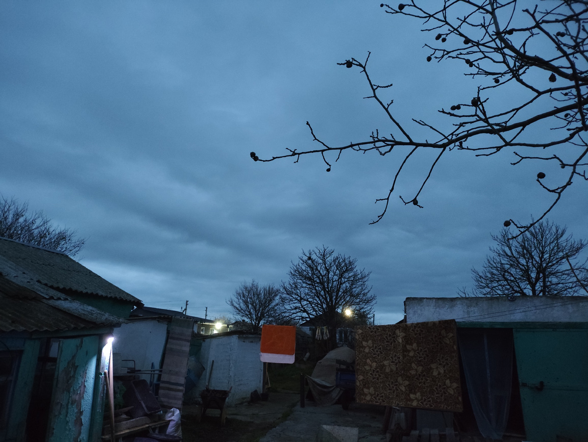 Утро во дворе... Фонари со всех сторон. На нашем сарае реагирует на движение, поэтому горит.