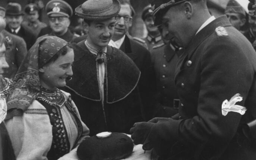 Как жители Прибалтики и Украины относились к приходу немецких войск в 1941 году