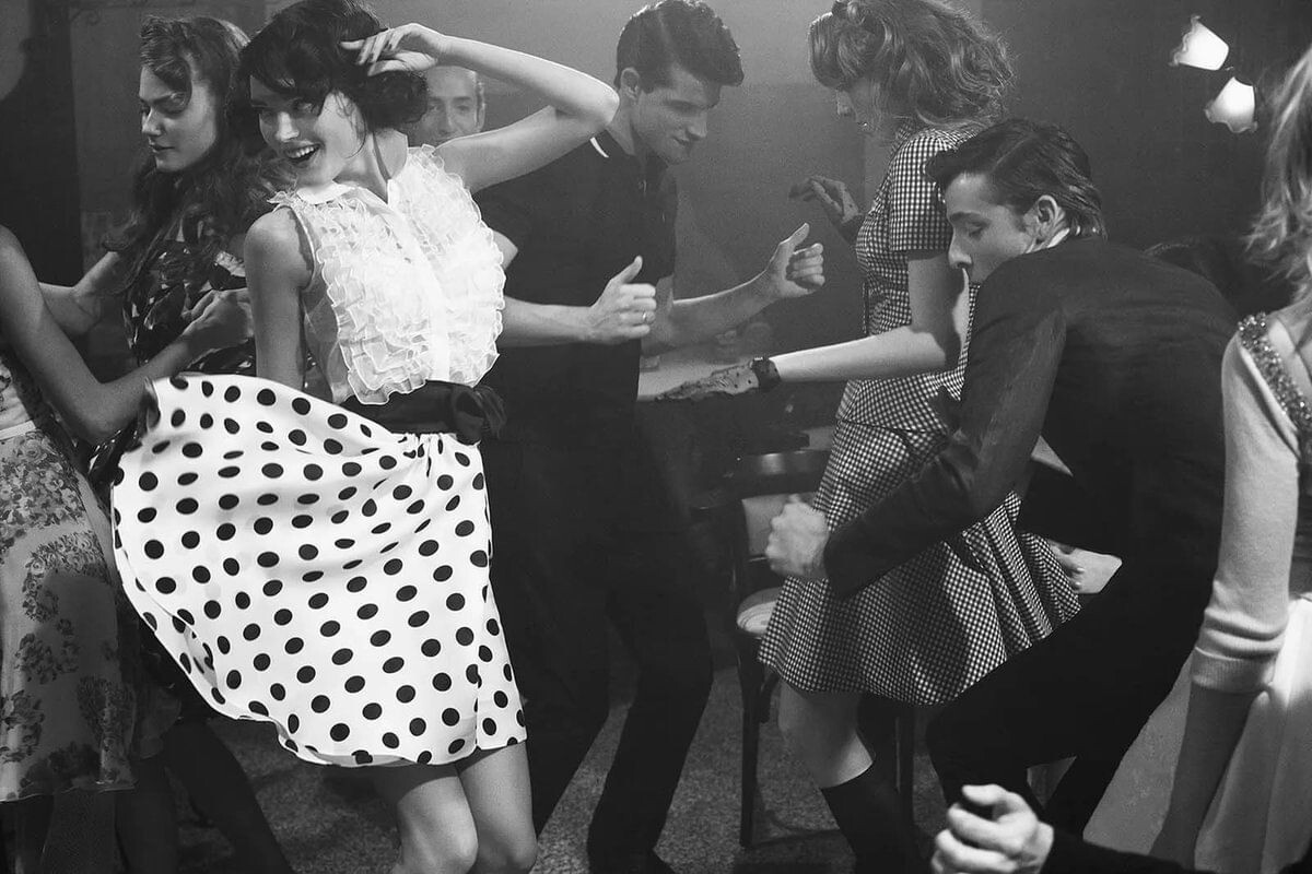 Мне кажется, что это все-таки твист. Ну и конечно, не на московской коммунальной кухне. Но зажигательно же? Источник https://cdn.culture.ru/images/294182ac-0b54-5070-970b-2c0286edcc45.