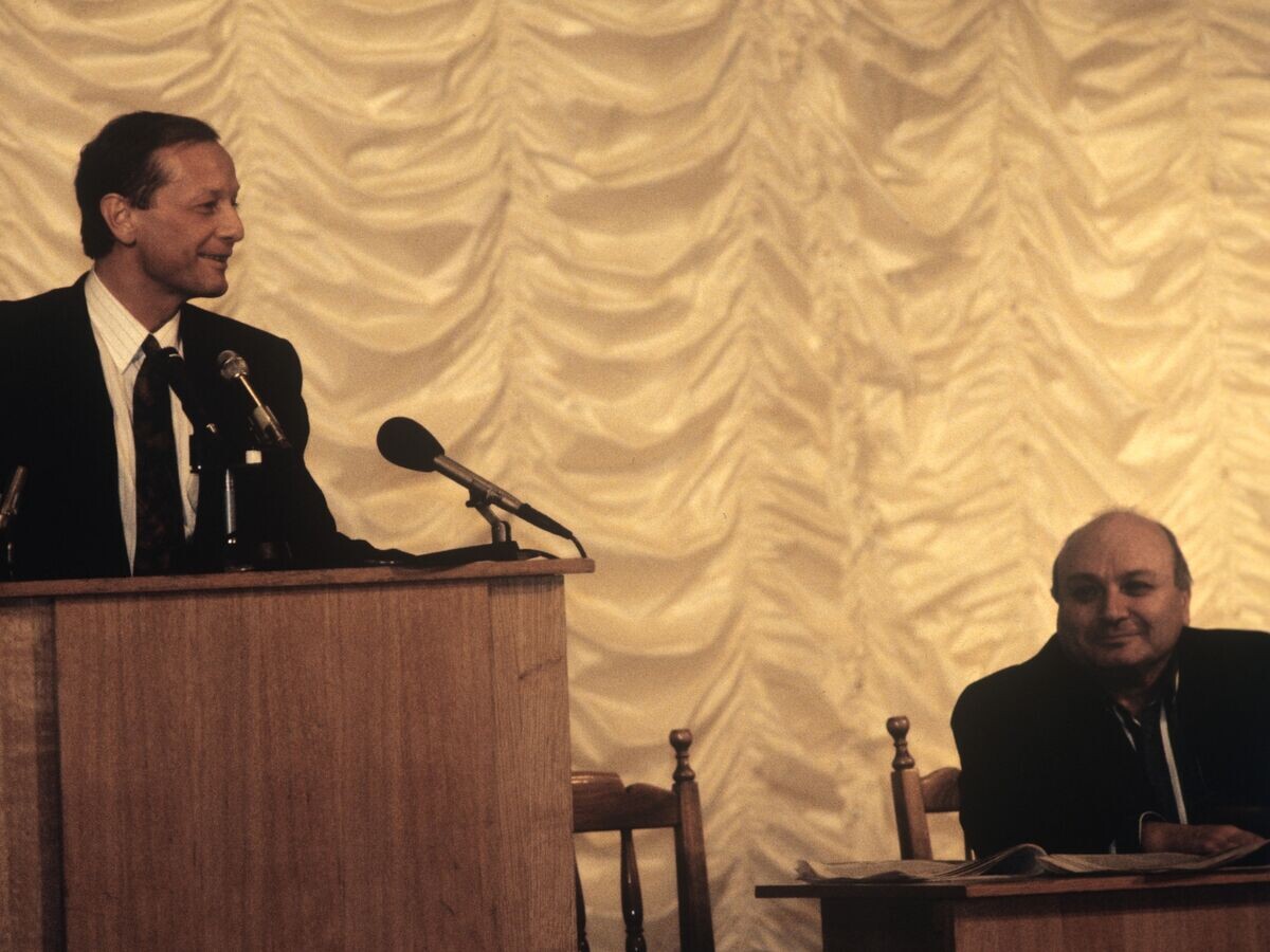    Писатели-сатирики Михаил Николаевич Задорнов и Михаил Михайлович Жванецкий© РИА Новости / Юрий Абрамочкин