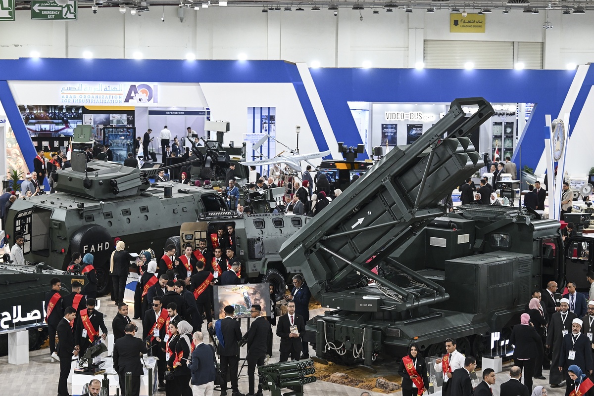    Каирская EDEX 2025 считается самой масштабной выставкой вооружений и военной техники на Африканском континенте. / EPA/MOHAMED HOSSAM/ТАСС
