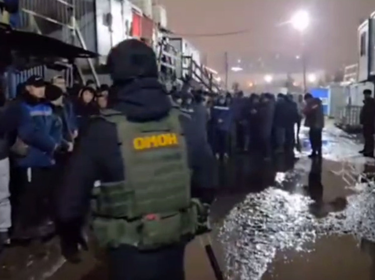     В ходе рейда сотрудники проверили более 1,5 тысячи граждан, включая иностранных. Фото: скриншот из видео пресс-службы Росгвардии Петербурга и Ленобласти