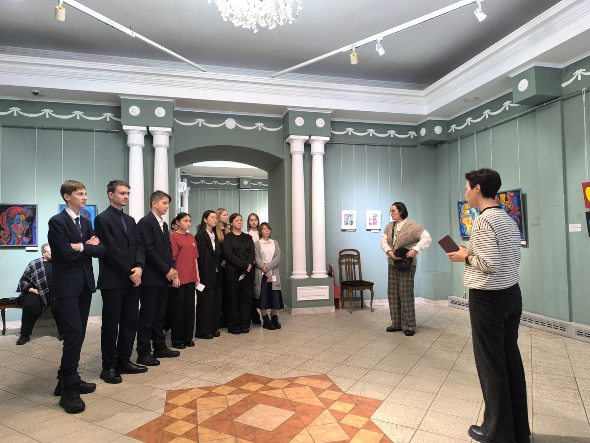 Школьники на выставке «Отражения» в Галерее сибирского искусства (© Анна, «Маяк энерджайзера»)