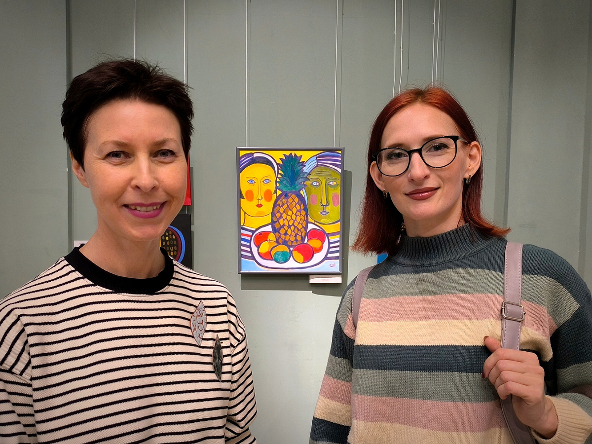 Спасибо сопровождающей школьной группы за это фото с художницей!