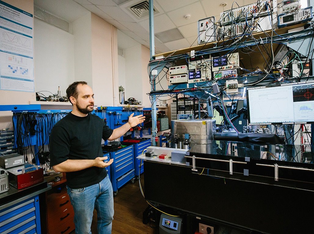 Илья Семериков демонстрирует самый мощный на сегодняшний день 50-кубитный ионный квантовый компьютер. Фото Научная Россия. Ольга Мерзлякова.