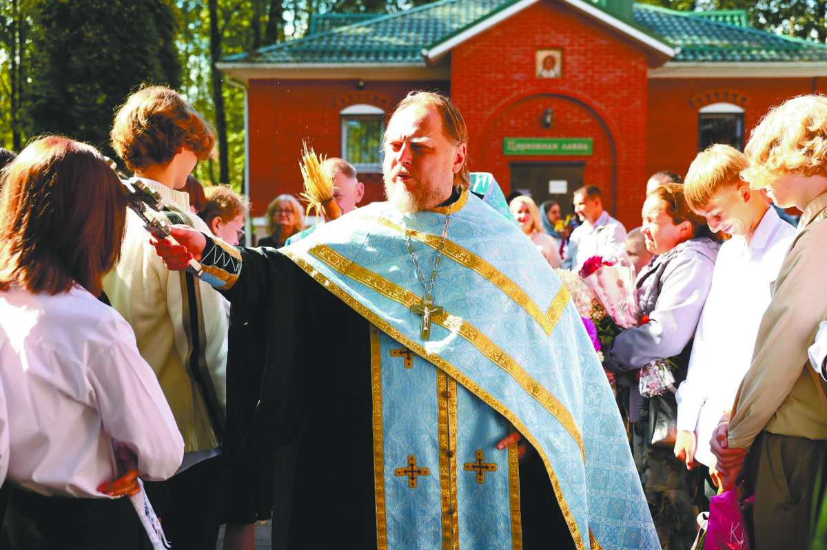 Протоиерей Евгений Мальков на молебне к началу учебного года