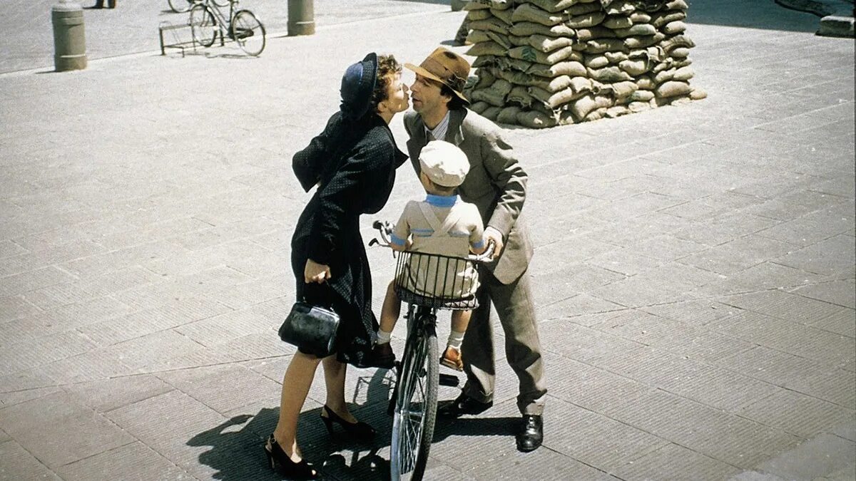 «Жизнь прекрасна» (итал. La vita è bella) — итальянский фильм 1997 года в жанрах военный, комедия, драма, мелодрама. Режиссёр: Роберто Бениньи. 