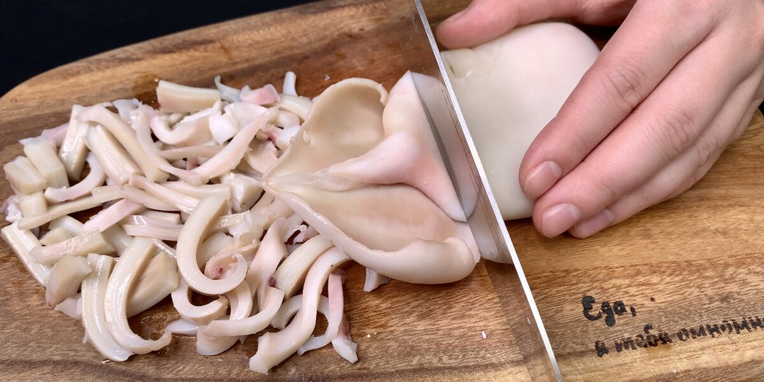 Этот салат с "жареными" кальмарами исчезает со стола, сколько не приготовь: Шикарный салат на праздничный стол и не только